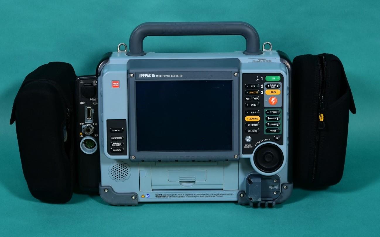 PHYSIOCONTROL Lifepak 15, biphasic
defibrillator, measurement of ECG